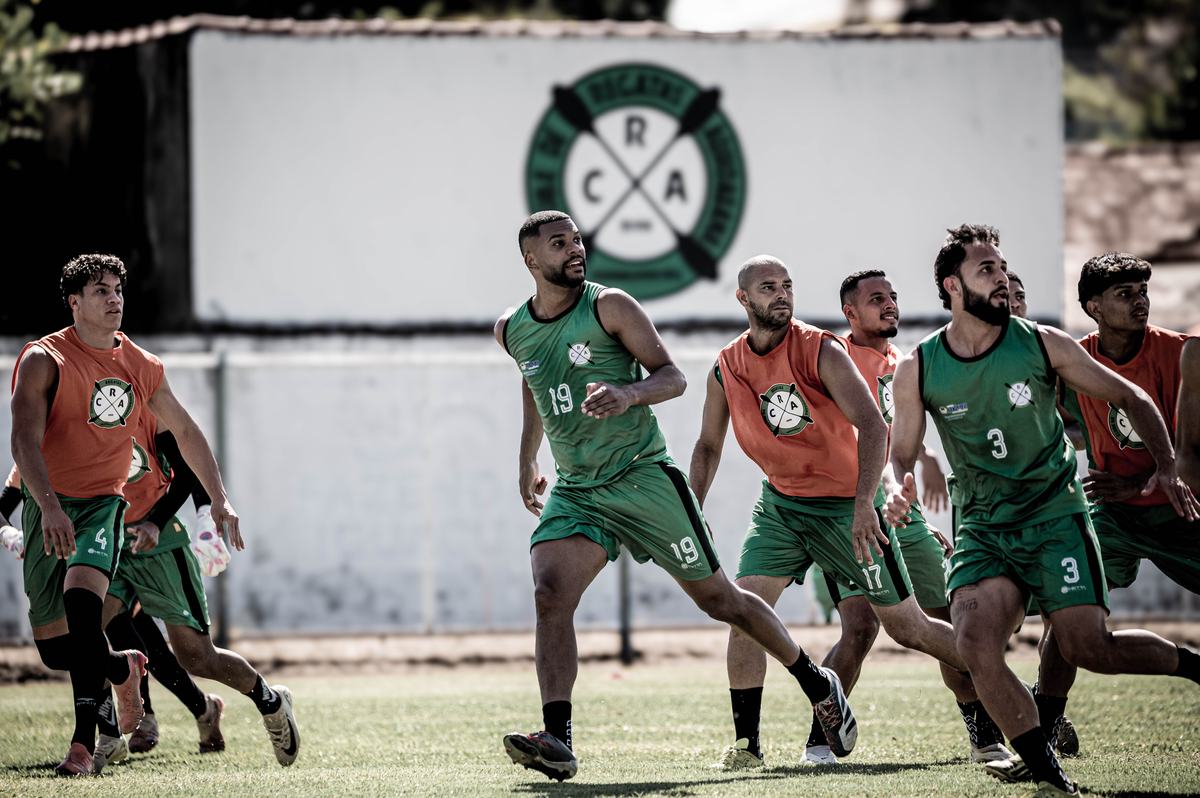 Treino do elenco do CRA diante do escudo do clube