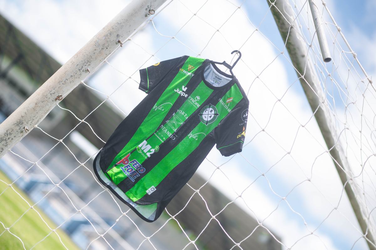 Camisa do CRA pendurada na rede do gol